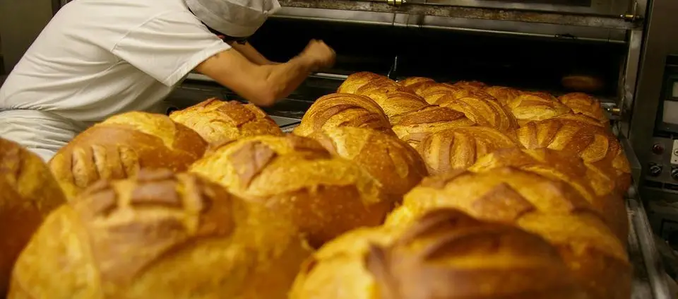 Alte Bäckerei Fornaio all'opera CC0 di ©JULIENDavid da Pixabay https://pixabay.com/it/photos/panificio-pane-artigiano-panettiere-567380/