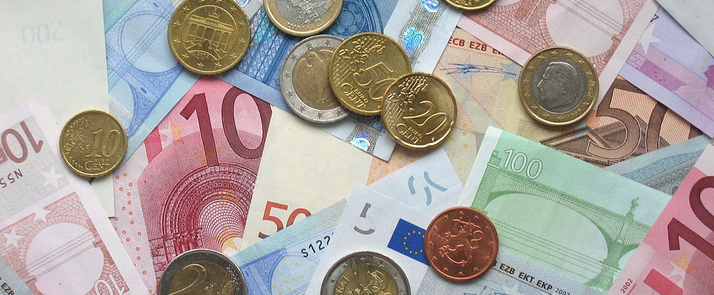 salario minimo 12 euro ottobre, CC 0, immagine di Avij da Wikimedia Commons https://commons.wikimedia.org/wiki/File:Euro_coins_and_banknotes.jpg