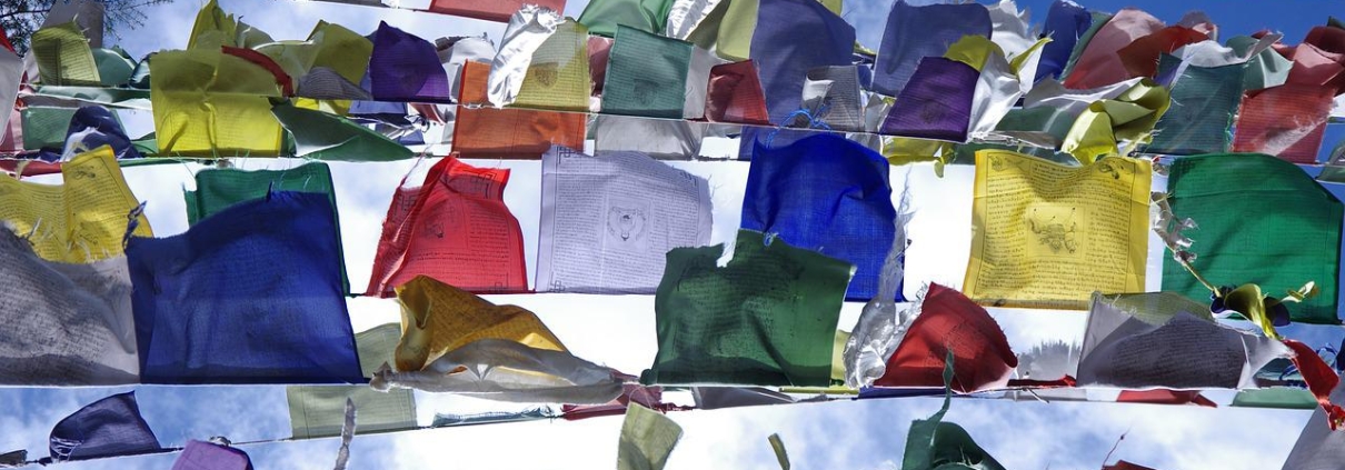 Berlino Schule, CC0 Public Demain, foto di Chawlankit da Pixabay, https://pixabay.com/it/photos/bandiere-tibetano-bandiere-colori-2702734/