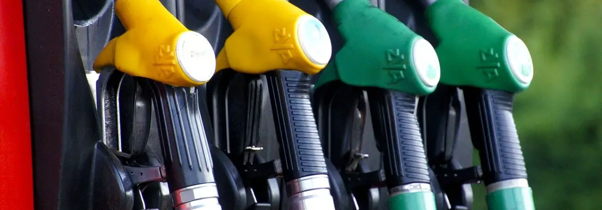 Tassa sul carburante - Stazione di servizio - Pompe di benzina © IADE-Michoko da Pixabay https://pixabay.com/de/photos/treibstoff-pumpe-energie-zapfs%c3%a4ule-1596622/