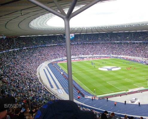 Hertha, CC0, foto di zim-bb, da Pixabay, https://pixabay.com/it/photos/stadio-olimpico-stadio-calcio-446757/