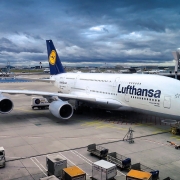 Lufthansa, CC0, foto di Code83, da Pixabay, https://pixabay.com/it/photos/airbus-a380-aereo-passeggeri-aerei-2132610/