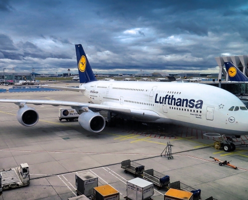 Lufthansa, CC0, foto di Code83, da Pixabay, https://pixabay.com/it/photos/airbus-a380-aereo-passeggeri-aerei-2132610/