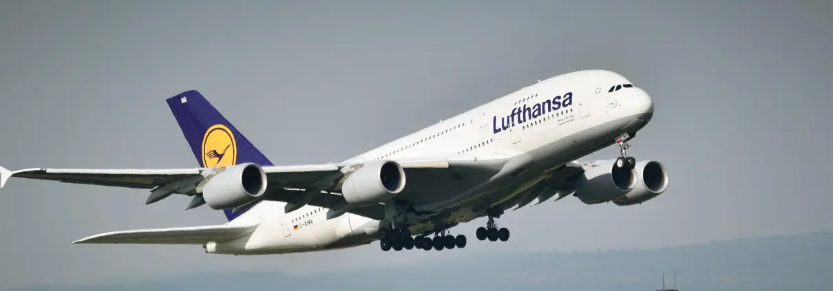 Lufthansa, CC0 public demain, foto di Mr_Worker da Pixabay, https://pixabay.com/photos/airbus-a380-frankfurt-begin-flight-2466266/