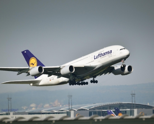 Lufthansa, CC0 public demain, foto di Mr_Worker da Pixabay, https://pixabay.com/photos/airbus-a380-frankfurt-begin-flight-2466266/