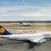 Aereo Lufthansa ©mathewbrowne da Pixabay https://pixabay.com/it/photos/aereo-lufthansa-747-aeroporto-7116299/
