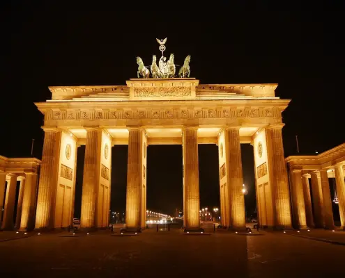 Berlino - Monumenti - Illuminazione notturna - Porta di Brandeburgo ©jensschoeffel da Pixabay https://pixabay.com/it/photos/porta-di-brandeburgo-berlino-storico-275437/