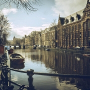 Amsterdam ©OfotoRay da Pixabay https://pixabay.com/it/photos/costruzione-barca-urbano-amsterdam-6822998/