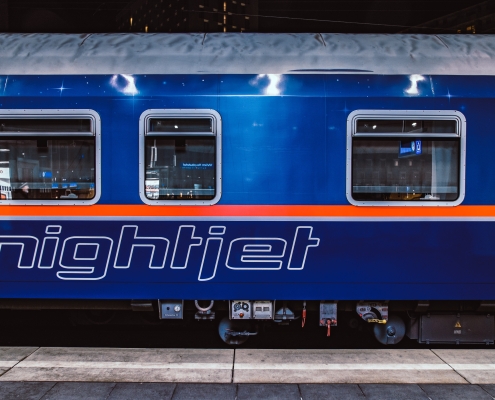 Nightjet, CC0 Public demain, foto di Simon Tartarotti da Unsplash, https://unsplash.com/photos/jdMPM-oQz5E