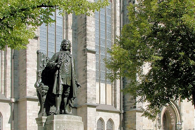 Bach Denkmal, Creative Commons Attribution-Share Alike 4.0, di Jörg Blobelt da Wikimedia Commons https://commons.wikimedia.org/w/index.php?search=Bach-Denkmal+Thomaskirche&title=Special:MediaSearch&go=Go&type=image