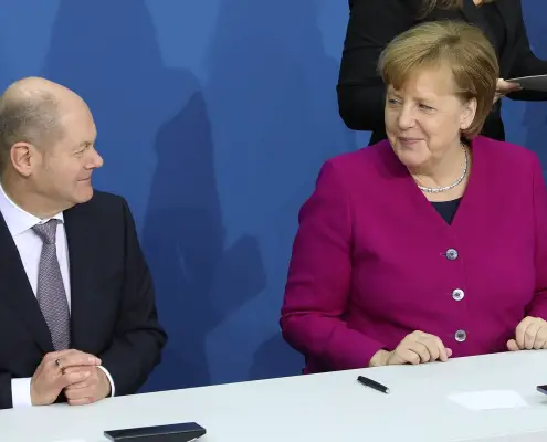 Angela Merkel e Olaf Scholz ©Sandro Halank da Wikipedia CC3.0 https://commons.wikimedia.org/wiki/File:2018-03-12_Unterzeichnung_des_Koalitionsvertrages_der_19._Wahlperiode_des_Bundestages_by_Sandro_Halank%E2%80%93057.jpg