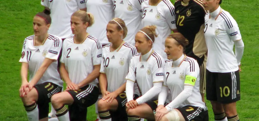 Calcio femminile parità salariale, CC BY-SA 3.0, Foto di Frank da Wikimedia Commons, https://commons.wikimedia.org/wiki/File:Deutsche_Nationalmannschaft.JPG
