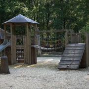 Parco giochi per bambini ©4028mdk09 da Wikipedia https://commons.wikimedia.org/wiki/File:Kinderspielplatz_Wildpark_Pforzheim_Kletterger%C3%BCst.JPG