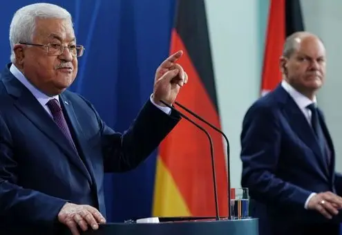 Il premier palestinese Abbās con il Cancelliere tedesco Olaf Scholz - Screenshot da Youtube https://www.youtube.com/watch?v=XRrPF2SVl5c