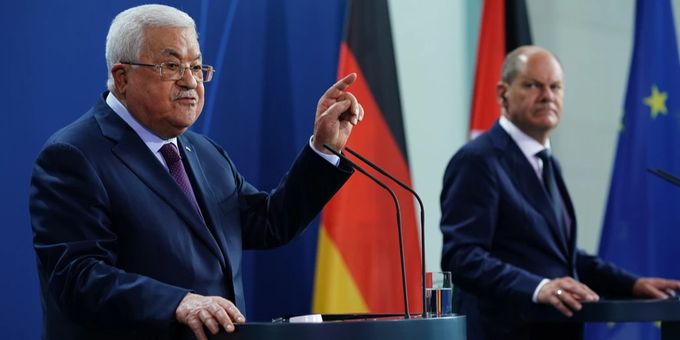 Il premier palestinese Abbās con il Cancelliere tedesco Olaf Scholz - Screenshot da Youtube https://www.youtube.com/watch?v=XRrPF2SVl5c