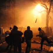 Sommosse civili ©Mstyslav Chernov/Unframe da Wikipedia CC3.0 https://commons.wikimedia.org/wiki/File:Protesters_throwing_pieces_of_paving_during_and_metal_tubes_at_riot_police_during_clashes_at_Bankova_str,_Kiev,_Ukraine._December_1,_2013.jpg