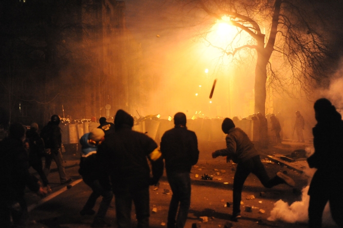 Sommosse civili ©Mstyslav Chernov/Unframe da Wikipedia CC3.0 https://commons.wikimedia.org/wiki/File:Protesters_throwing_pieces_of_paving_during_and_metal_tubes_at_riot_police_during_clashes_at_Bankova_str,_Kiev,_Ukraine._December_1,_2013.jpg
