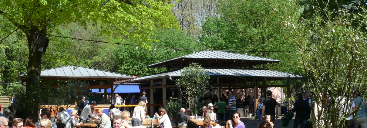 Café am Neuen See, Creative Commons Attribution-Share Alike 4.0 International, foto di Fridolin freudenfett da wikimedia commons, https://commons.wikimedia.org/wiki/File:Tiergarten_Caf%C3%A9_am_Neuen_See.JPG