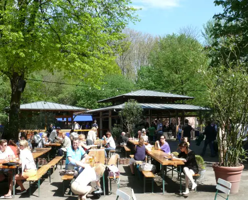 Café am Neuen See, Creative Commons Attribution-Share Alike 4.0 International, foto di Fridolin freudenfett da wikimedia commons, https://commons.wikimedia.org/wiki/File:Tiergarten_Caf%C3%A9_am_Neuen_See.JPG