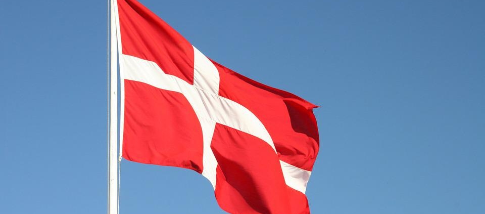 https://pixabay.com/it/photos/bandiera-dannebrog-danimarca-dansk-667467/