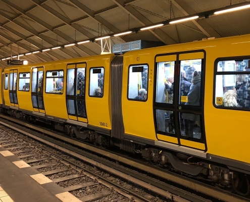 Berlino linea U6 2025, CC0 public domain, foto di Alexander J. Kleinjung da Pixabay, https://pixabay.com/it/photos/berlino-metropolitana-trasporto-3724691/