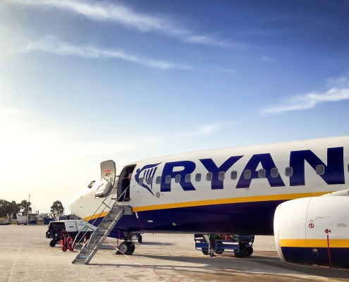 Ryanair voli, CC0 public domain, foto di Jan Claus da Pixabay, https://pixabay.com/it/photos/partenza-airbus-compagnia-aerea-2042513/