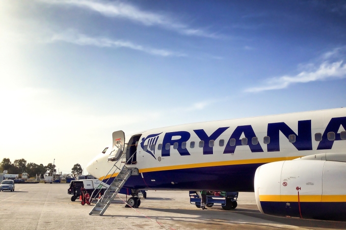 Ryanair voli, CC0 public domain, foto di Jan Claus da Pixabay, https://pixabay.com/it/photos/partenza-airbus-compagnia-aerea-2042513/