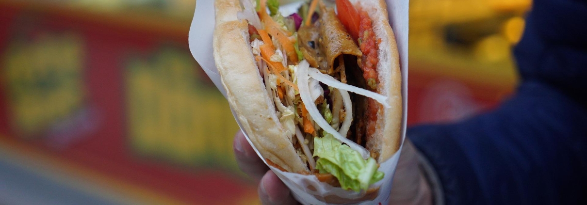 Döner Kebab, CC0 public demain, foto di FreeToUseSounds da Pixabay, https://pixabay.com/it/photos/kebab-doner-affilato-cibo-vegan-2451112/