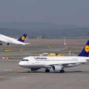 Lufthansa sciopero piloti, CC0 public domain, foto di Norbert da Pixabay, https://pixabay.com/it/photos/lufthansa-aereo-aeroporto-partenza-2152712/