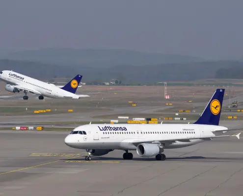 Lufthansa sciopero piloti, CC0 public domain, foto di Norbert da Pixabay, https://pixabay.com/it/photos/lufthansa-aereo-aeroporto-partenza-2152712/