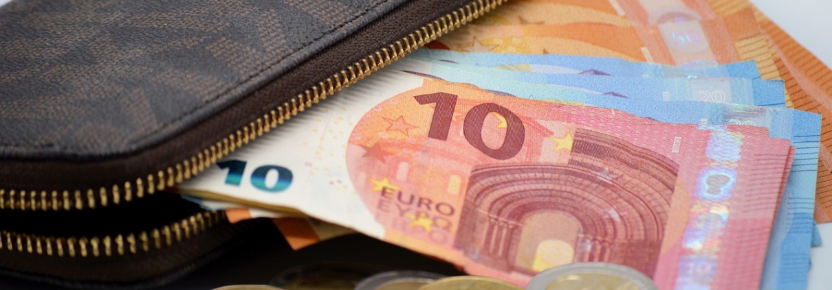Germania inflazione abbassare le tasse, CC0 public domain, foto di neelam279 da Pixabay, https://pixabay.com/it/photos/soldi-portafoglio-inflazione-7325645/