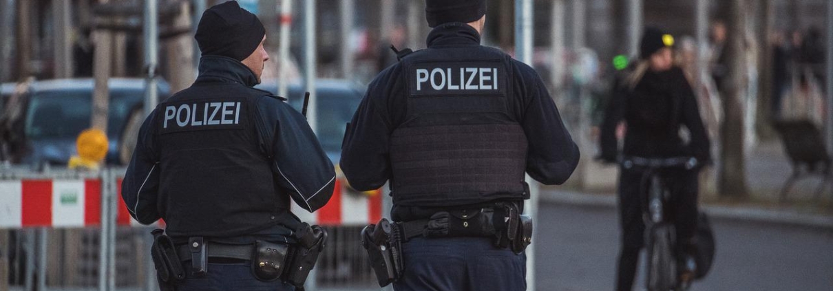 Polizia, CC0 public domain, foto di eignatik17 da Pixabay, https://pixabay.com/it/photos/polizia-stradale-poliziotti-berlino-6842440/