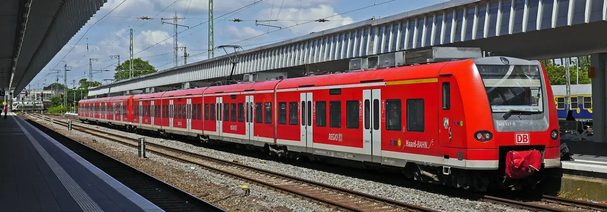 Deutsche Bahn risparmiare energia, CC0 public domain, foto di Erich Westendarp da Pixabay, https://pixabay.com/it/photos/treno-piattaforma-hbf-1389693/