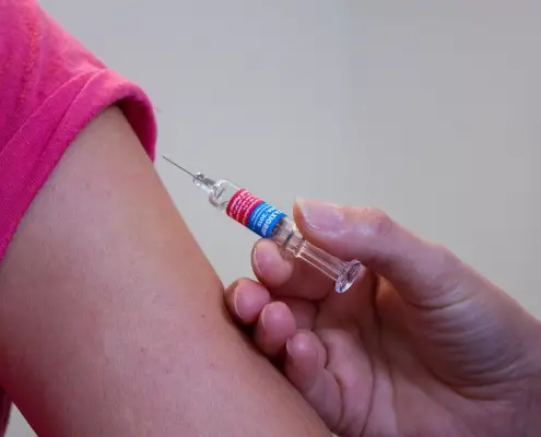 Germania legge vaccino morbillo, CC0 public domain, foto di kfuhlert da Pixabay, https://pixabay.com/it/photos/vaccinazione-medico-iniezione-1215279/