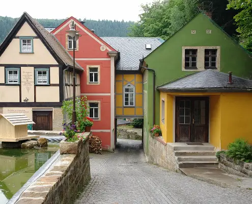 Schmilka villaggio tedesco case birra, CC BY-SA 3.0,foto di Kolossos da Wikimedia Commons, https://commons.wikimedia.org/wiki/File:Schmilka2.jpg