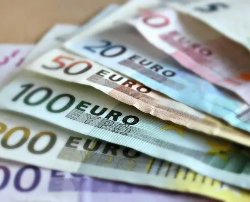 Bonus, CC0 public domain, foto di martaposemuckel da Pixabay, https://pixabay.com/it/photos/banconote-euro-soldi-di-carta-209104/