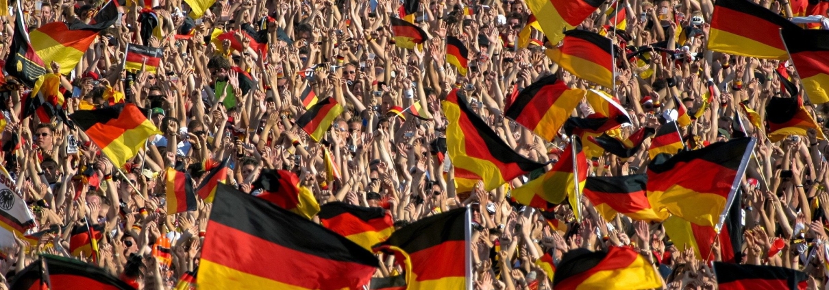Berlino Mondiali Porta di Brandeburgo, CC0 public domain, foto di Ganossi da Pixabay, https://pixabay.com/it/photos/folla-calcio-germania-bandiera-2140590/