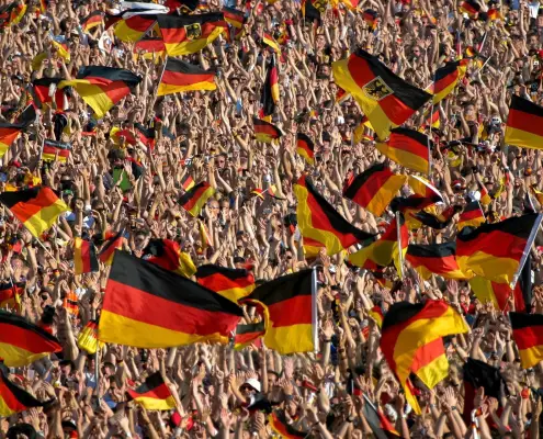 Berlino Mondiali Porta di Brandeburgo, CC0 public domain, foto di Ganossi da Pixabay, https://pixabay.com/it/photos/folla-calcio-germania-bandiera-2140590/