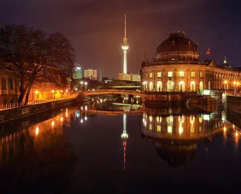 Berlino elettricità, CC0 public domain, foto di Joe da Pixabay, https://pixabay.com/it/photos/illuminato-vigilia-riflessione-3130986/