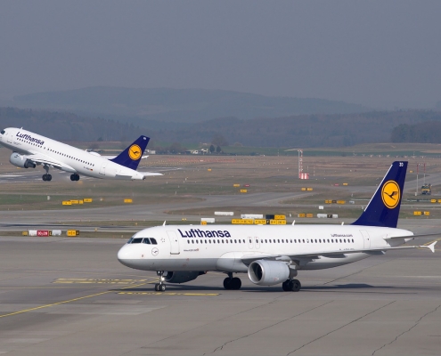 Lufthansa piloti, CC0 public domain, foto di Norbert da Pixabay, https://pixabay.com/it/photos/lufthansa-aereo-aeroporto-partenza-2152712/