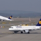 Lufthansa piloti, CC0 public domain, foto di Norbert da Pixabay, https://pixabay.com/it/photos/lufthansa-aereo-aeroporto-partenza-2152712/