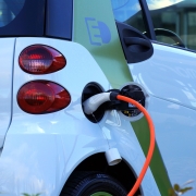 costo energia germania, CC0 public demain, foto di Mike B da Pexels, https://www.pexels.com/it-it/foto/lancia-benzina-bianca-e-arancione-110844/
