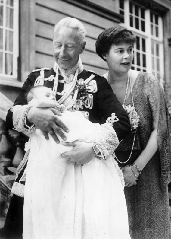 L'erede al trono Guglielmo con la moglie Cecilia e la nipotina Felicitas