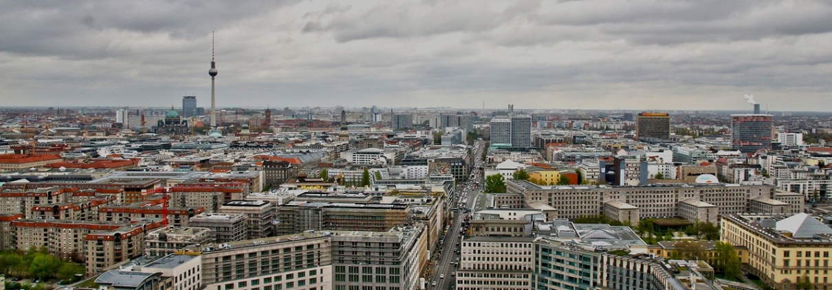 https://pixabay.com/it/photos/berlino-case-torre-della-televisione-565507/ CC BY-SA 0.0