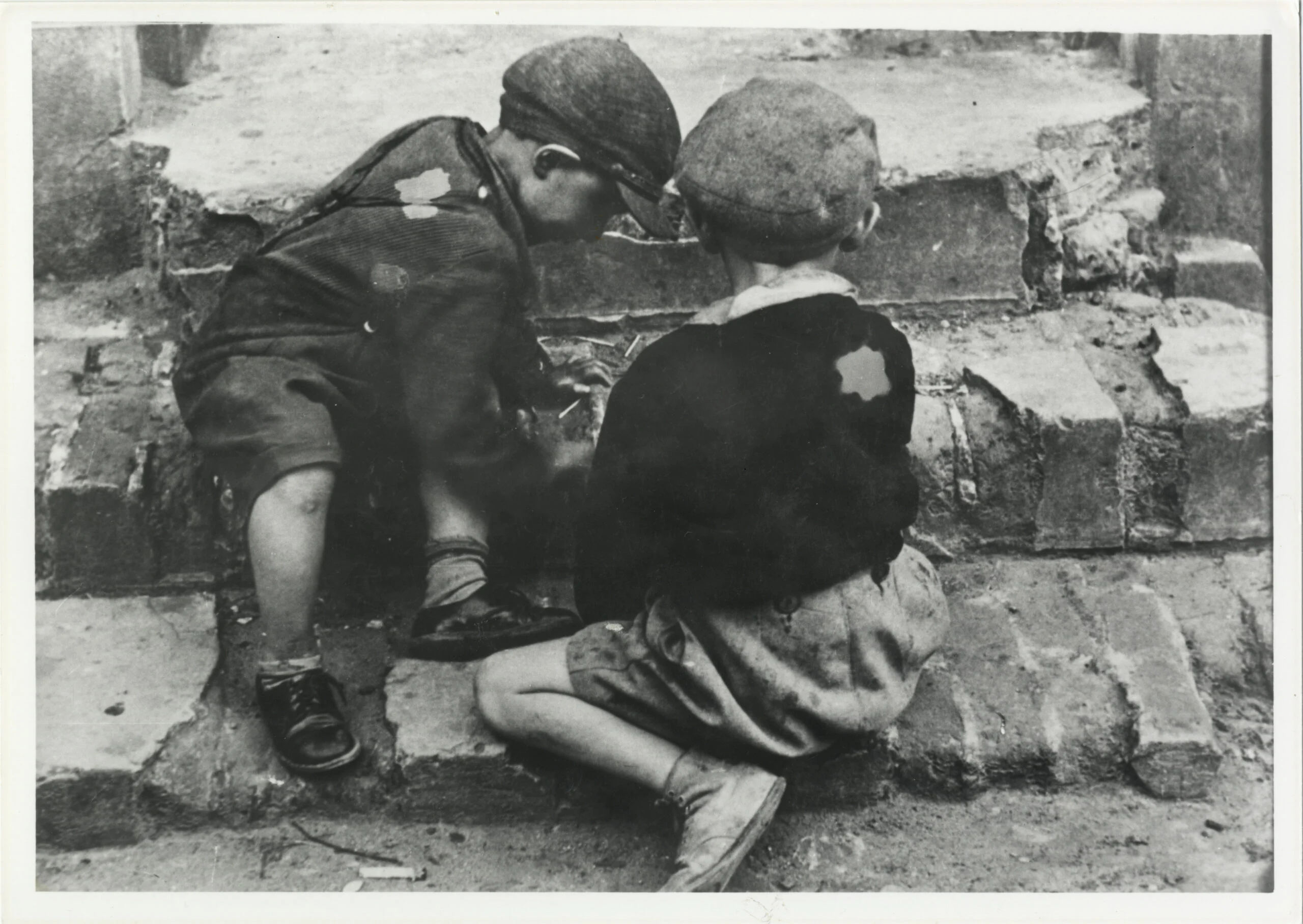 Mendel Grossman: “Kinder auf einer Straße im Ghetto Łódź”, o.J., © Yad Vashem Archives