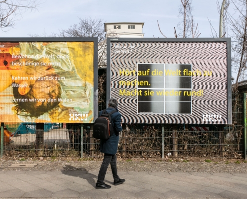 Manifesti della campagna Cosa fare con il mondo? , 2023. Design: Wolfgang Tillmans con citazioni di Ricardo Domeneck e Marysé Condé © House of World Cultures. Foto: Laura Fiorio/HKW