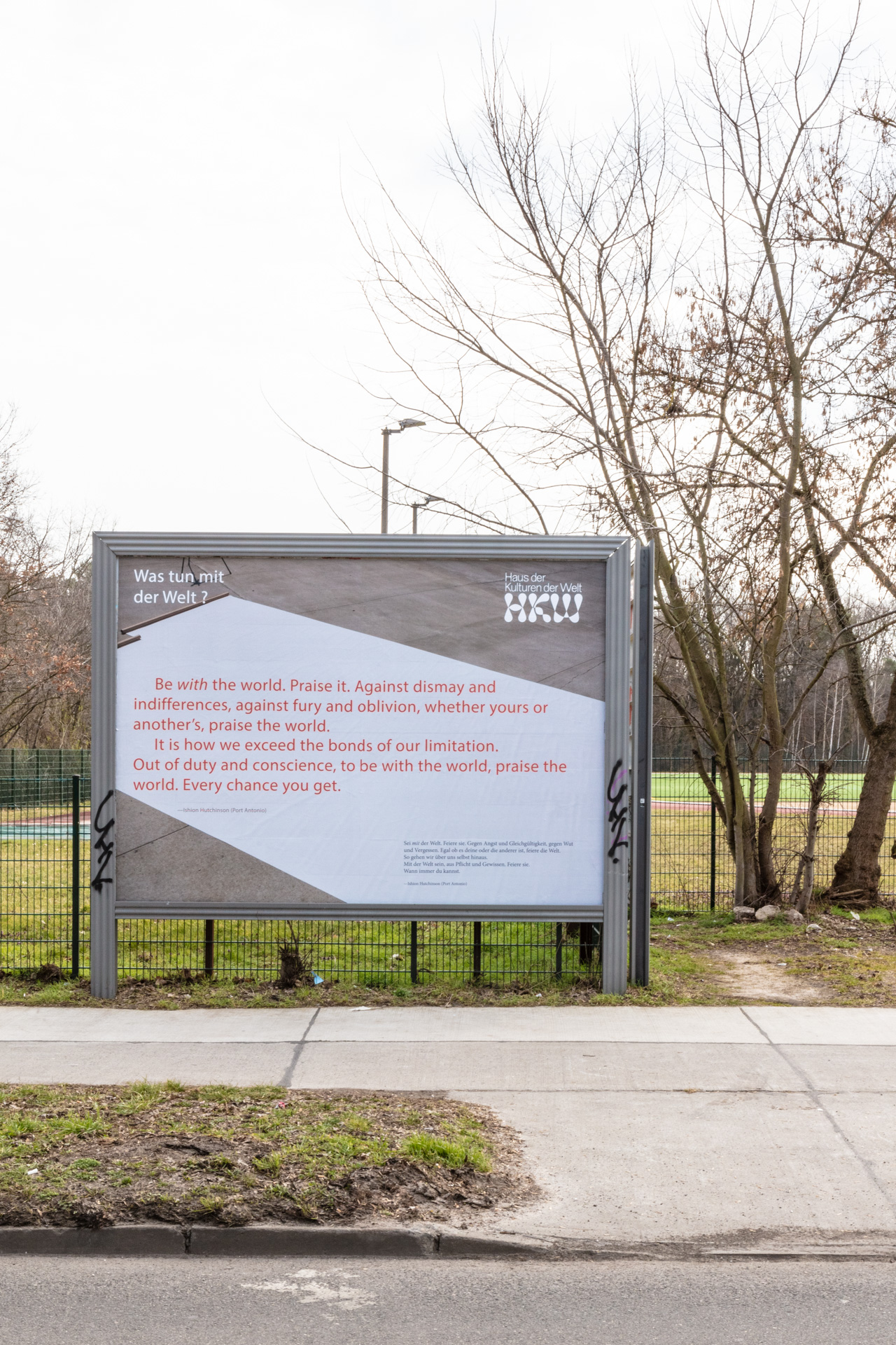 Manifesto della campagna Cosa fare con il mondo? , 2023. Design: Wolfgang Tillmans basato su una citazione di Ishion Hutchinson © House of World Cultures. Foto: Laura Fiorio/HKW