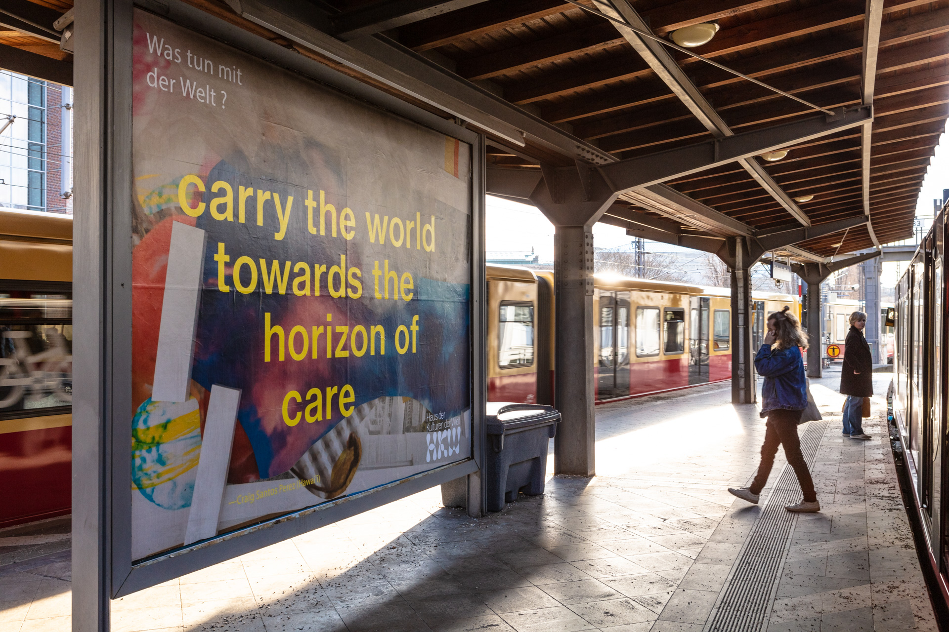 Manifesto della campagna Cosa fare con il mondo? , 2023. Design: Wolfgang Tillmans basato su una citazione di Craig Santos Perez © House of World Cultures. Foto: Laura Fiorio/HKW