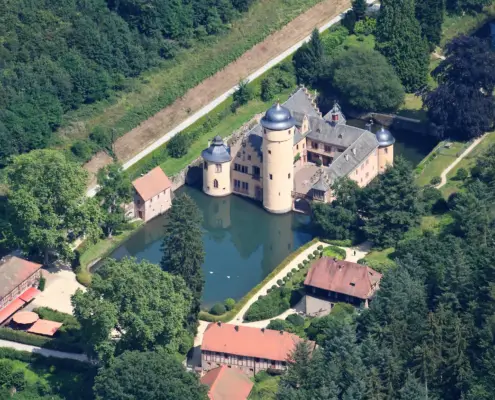 Fonte: https://commons.wikimedia.org/wiki/File:Aerial_image_of_the_Mespelbrunn_Castle.jpg CC 4-0