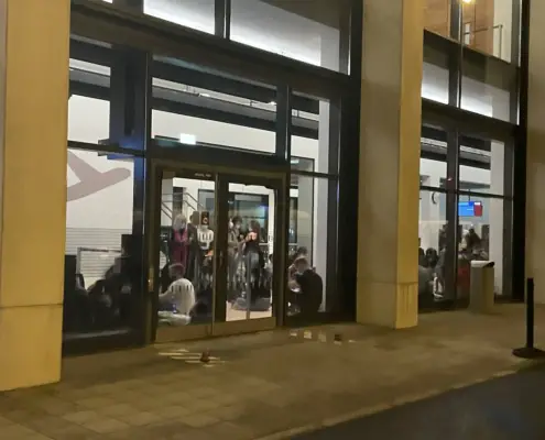 aeroporto di Berlino, persone stipate in attesa dell'imbarco © Berlino Magazine
